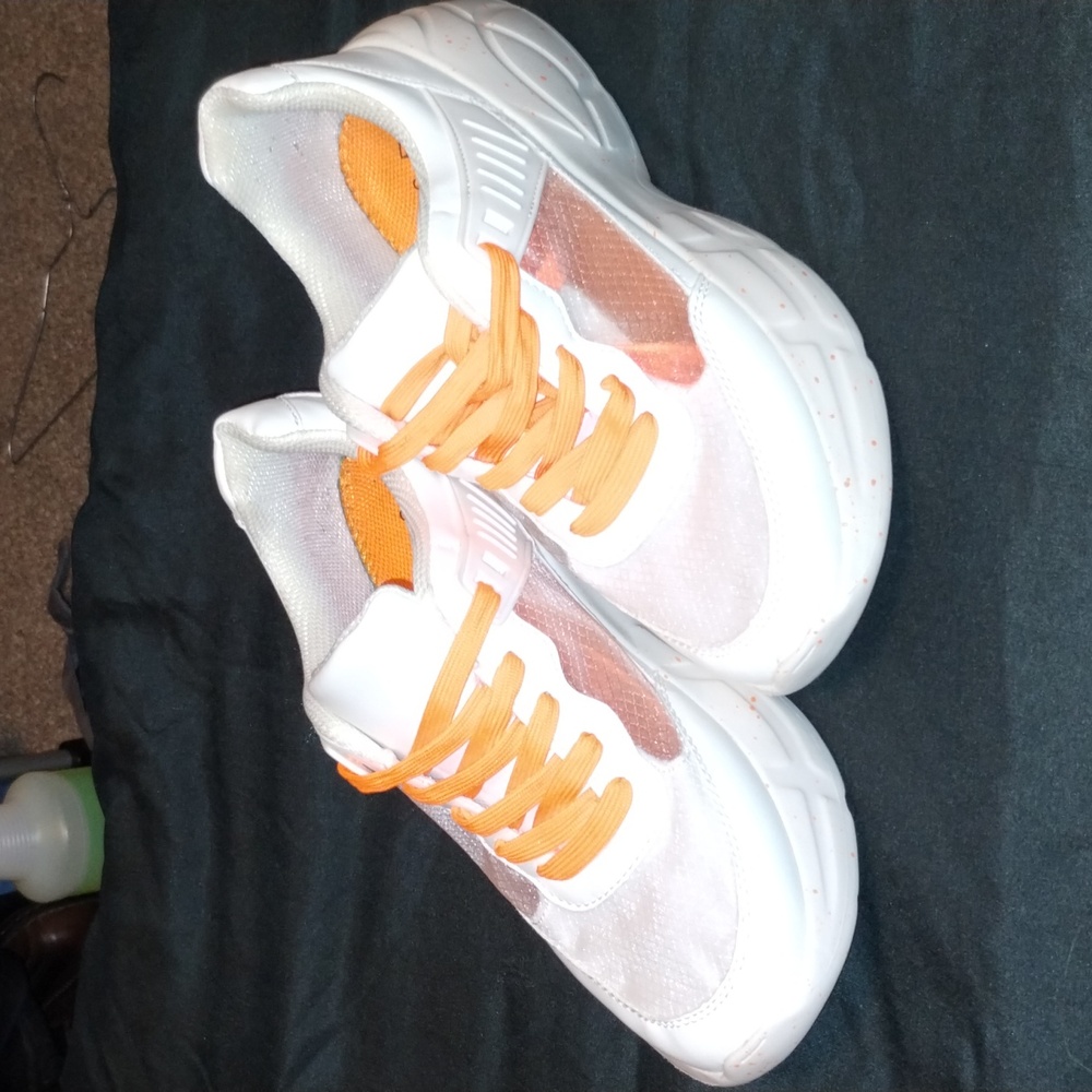 Size 7 call it spring sneaker. Worn twice.